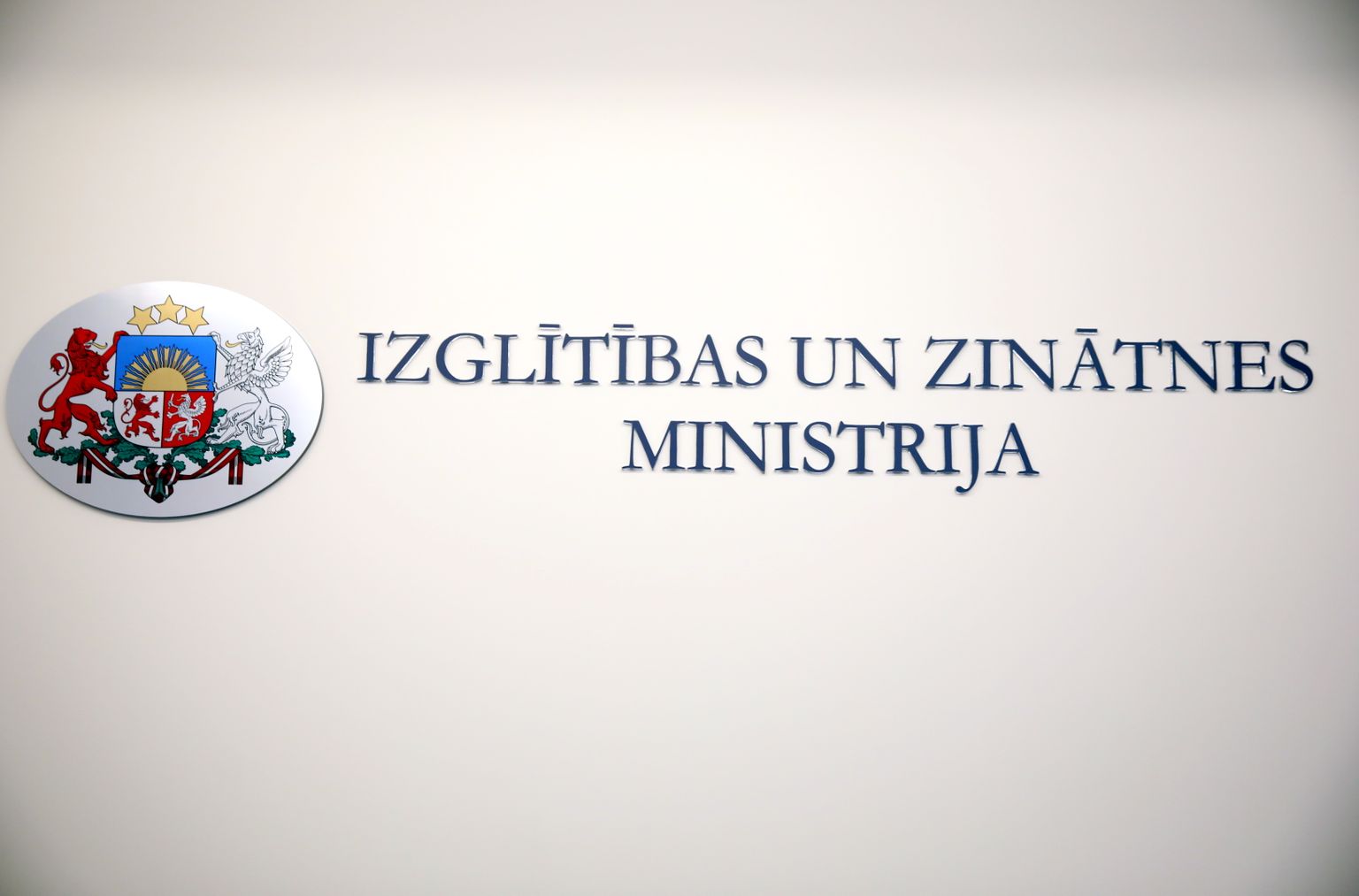 Izglītības un zinātnes ministrijas logo.