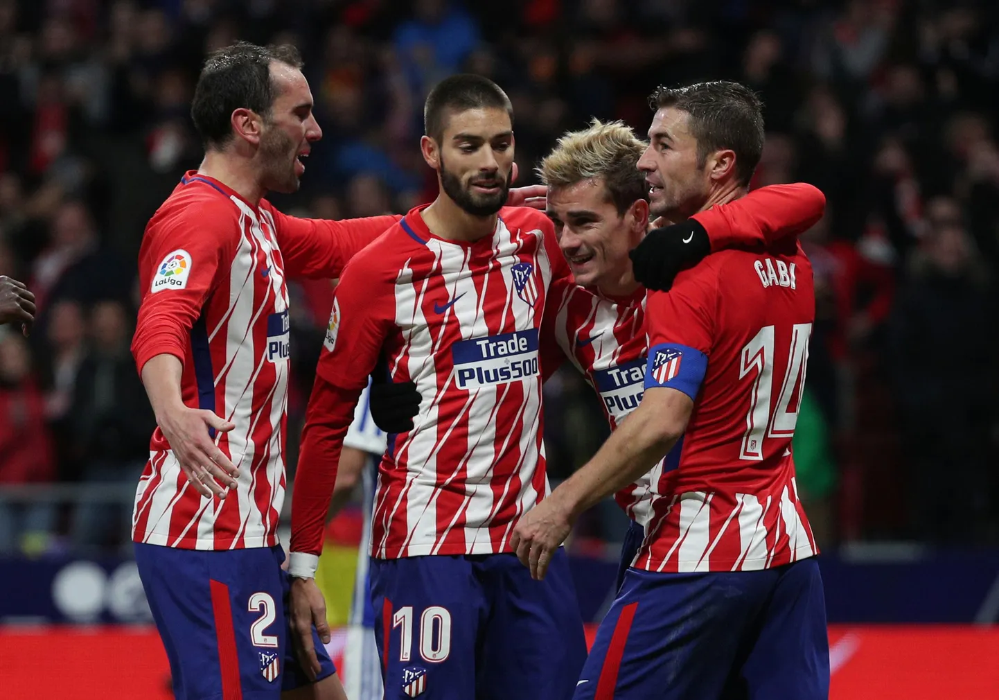 Antoine Griezmann (paremalt teine) on meeskonnakaaslaste õnnitleda.