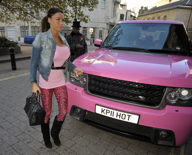 Katie Price ja tema roosa Range Rover 2012 Londonis