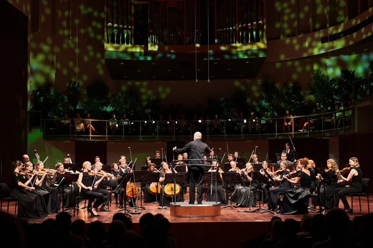 Paavo Järvi orkestri ees