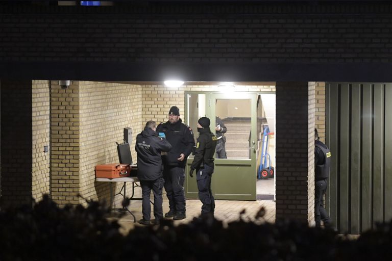 Taani politsei sooritamas Kopenhaagenis läbiotsimist.