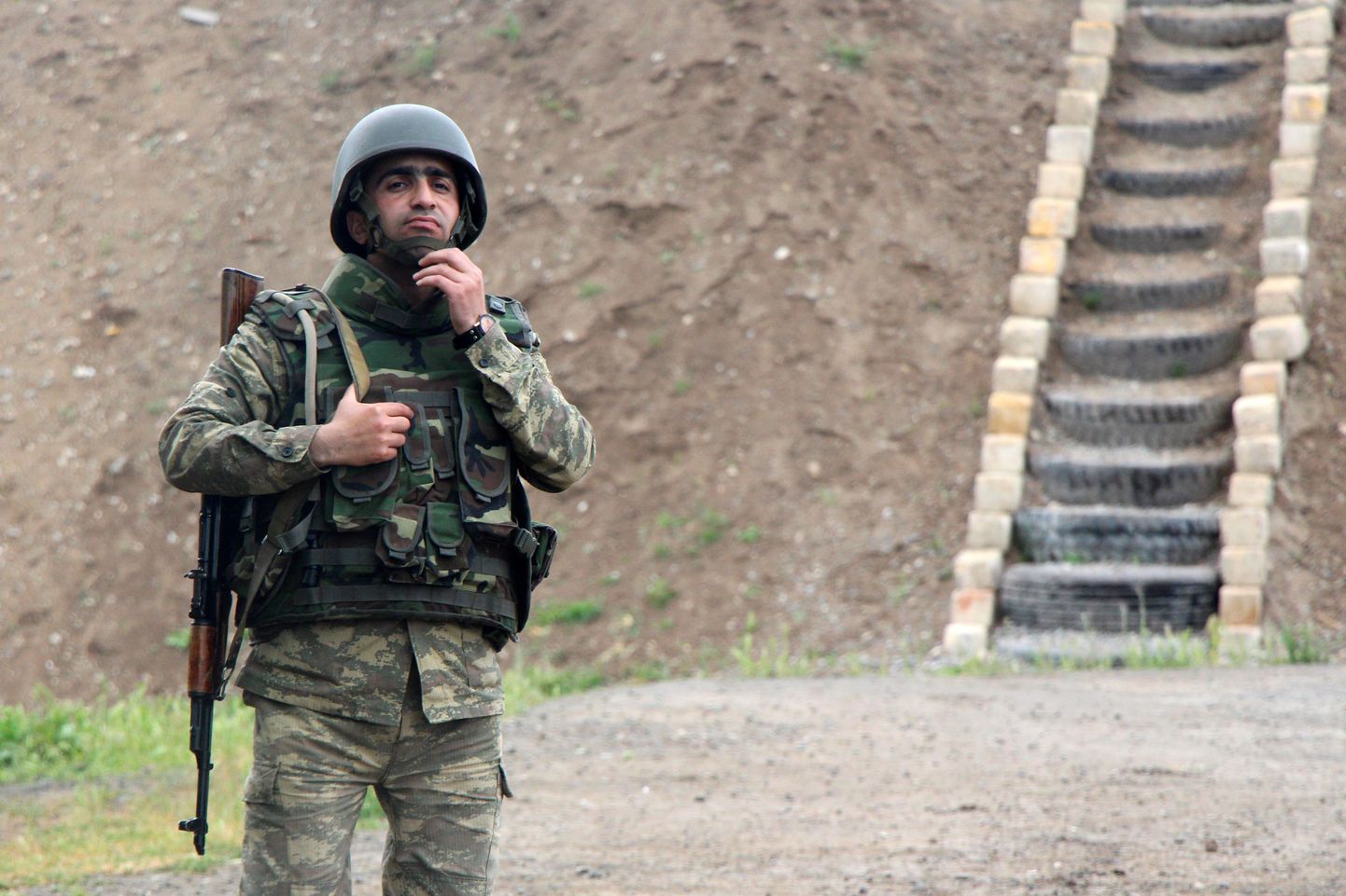 Aserbaidžaani sõjaväelane punase joone ääres valvamas