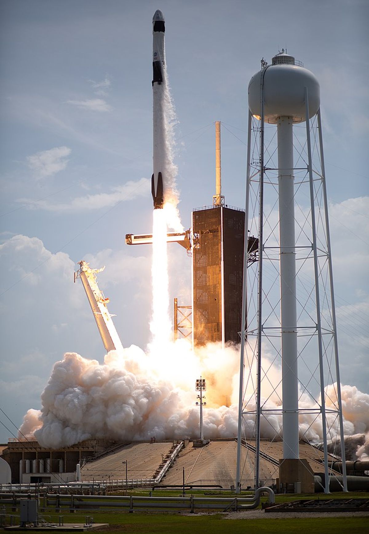 Falcon 9 raķetes starts. Crew Dragon Demo 2 misija