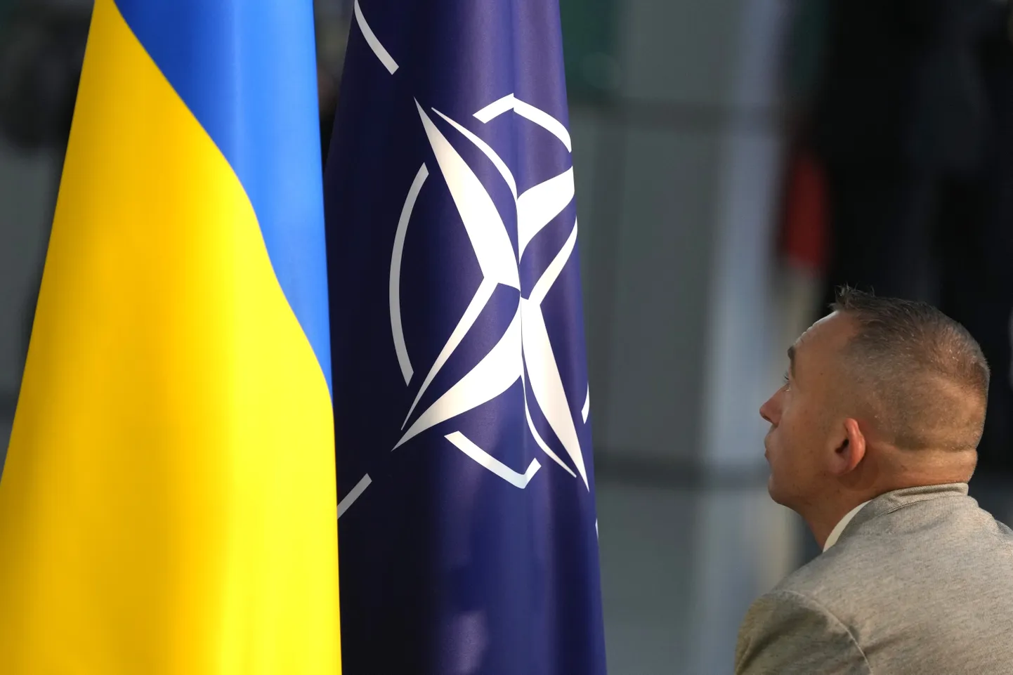 Ukraina ja NATO lipud president Volodõmõr Zelenskõi pressikonverentsi eel Brüsselis.