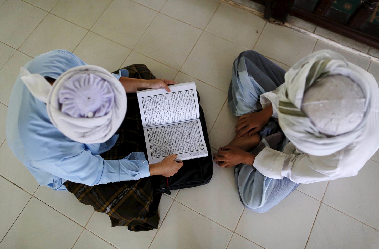 Moslemid koraani lugemas