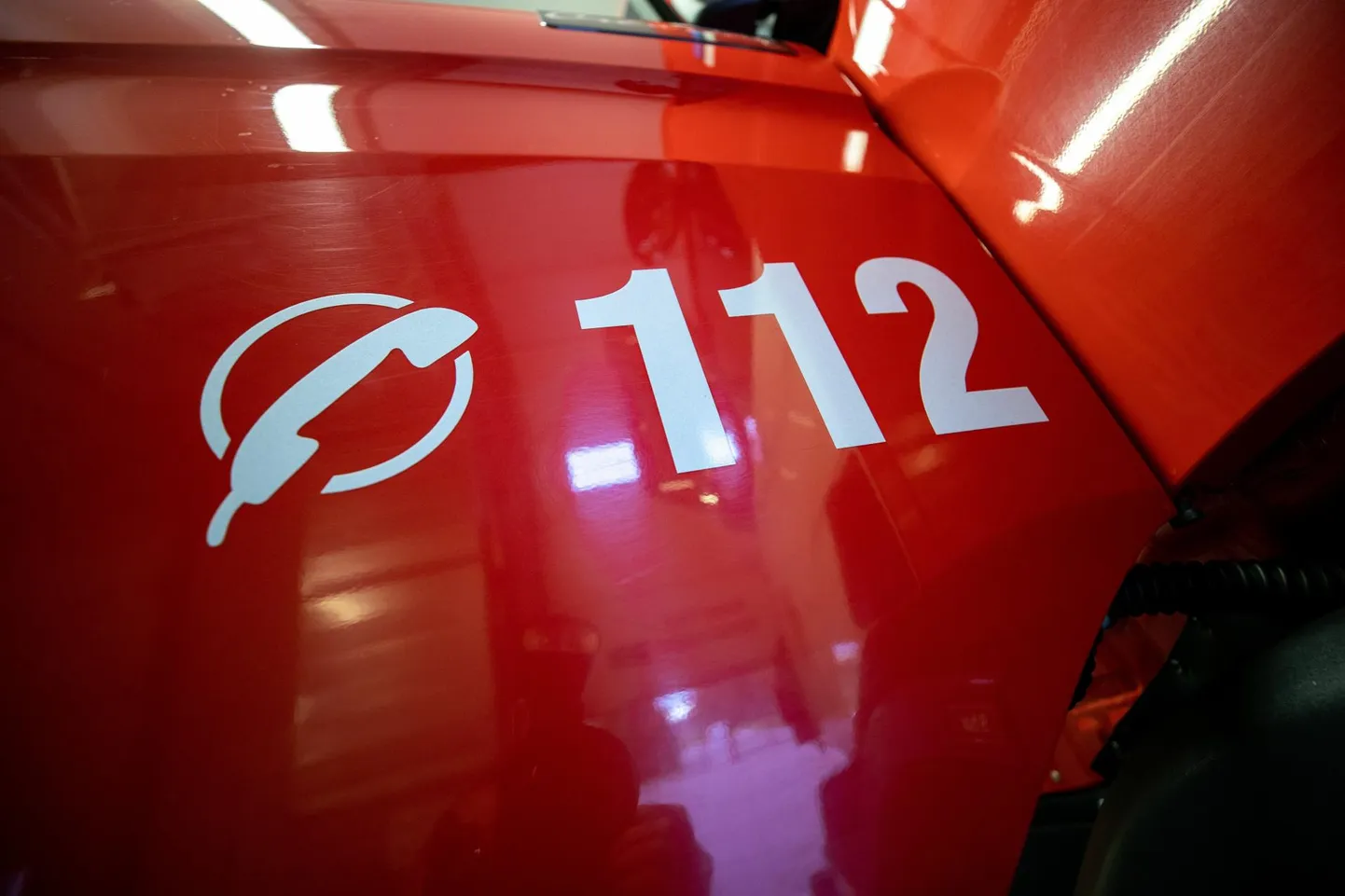 Номер экстренной помощи 112 на автомобиле Спасательного департамента.