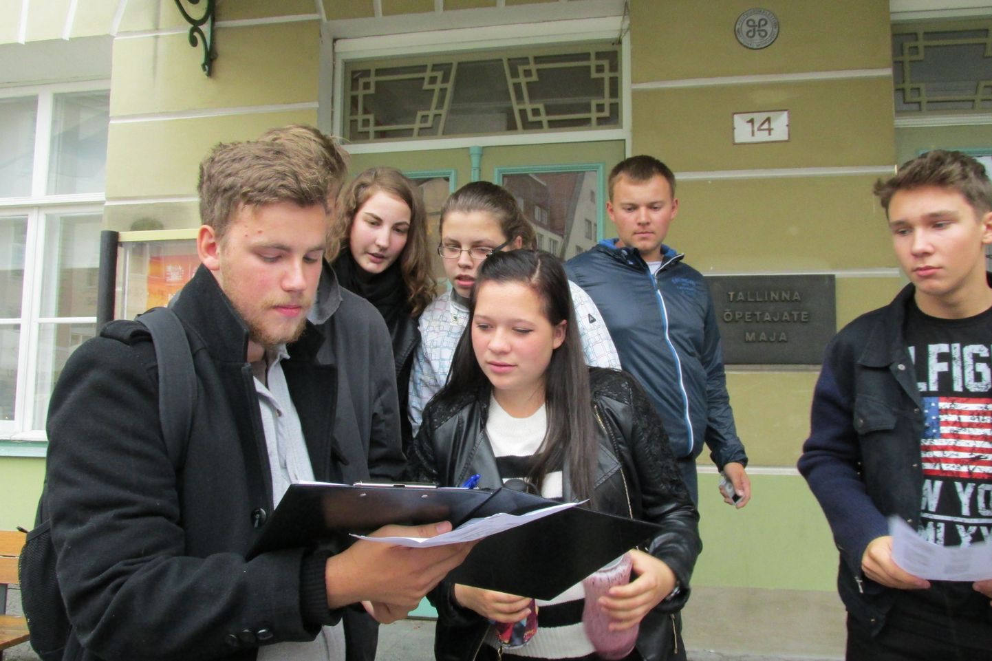 Valga gümnaasiumi ja Tallinna kesklinna vene gümnaasiumi noored vanalinnas orienteerumisvõistlust alustamas.