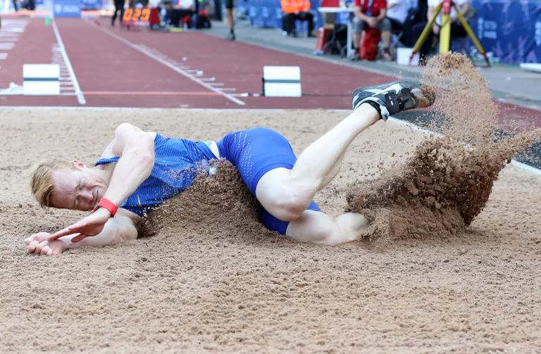Greg Rutherford sai Birminghami Teemantliiga etapil vigastuse, mis võib jätta ta elu lõpuni ühest kõrvast kurdiks. Foto: PA Wire
