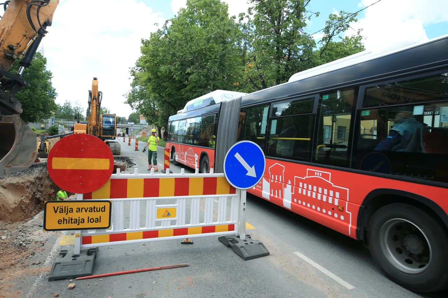 Teetööd Riia ja Vaksali tänava ristmikul.