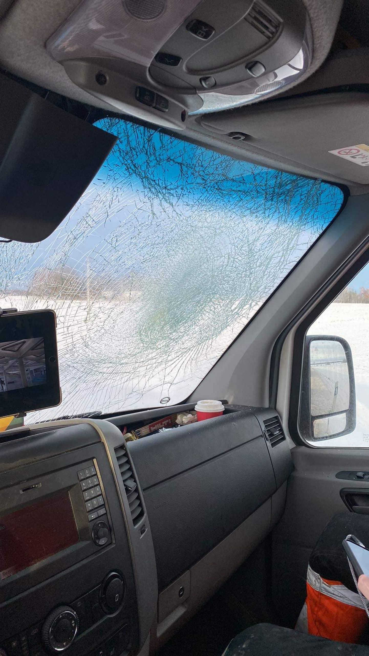 Слетевшая с крыши встречного грузовика глыба льда разбила лобовое стекло.