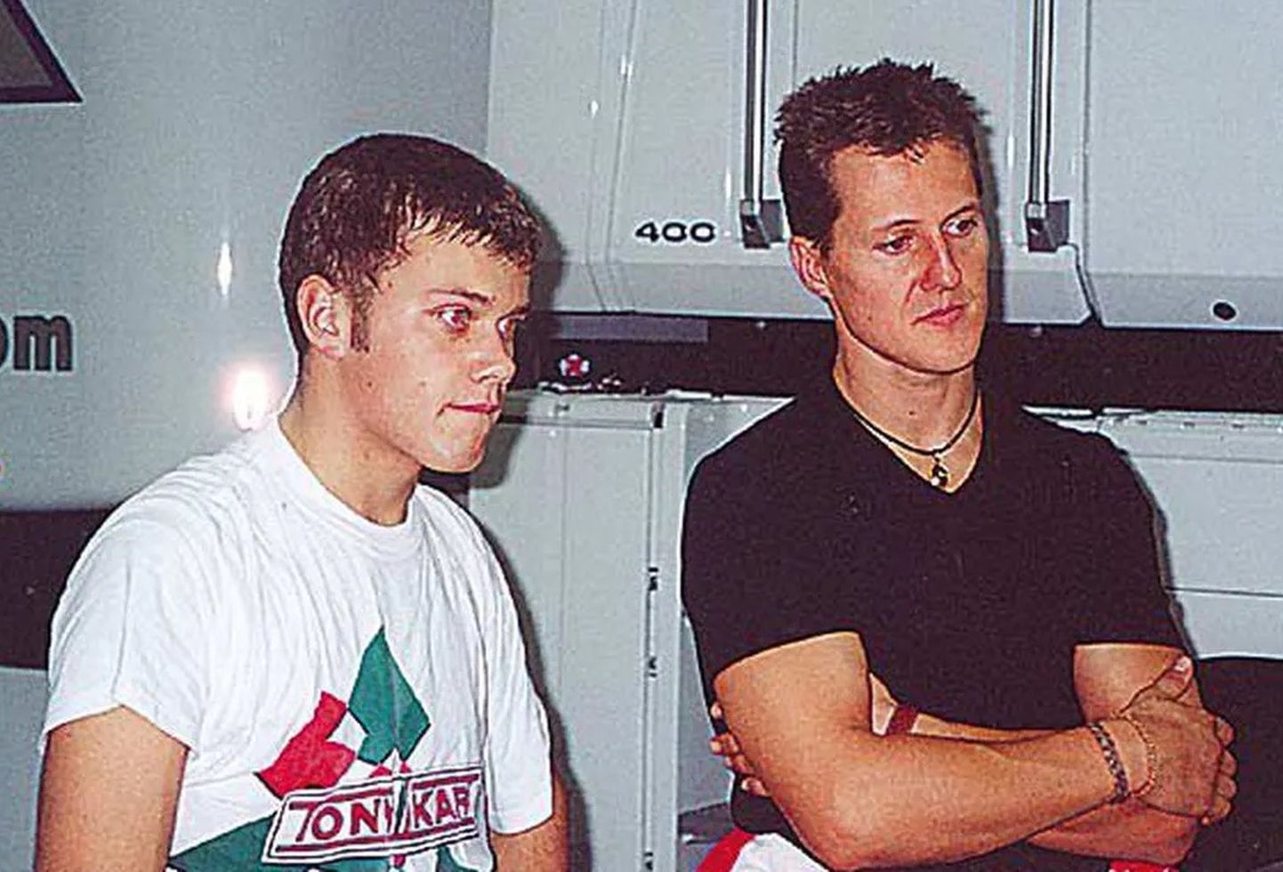 Marko Asmer (vasakul) ja Michael Schumacher 2001. aastal kardispordi MM-etapil Kerpenis, kus nad olid tiimikaaslased Tony Karti meeskonnas. Kerpen oli olnud Schumacheri kodulinnaks, antud rada haldas tema pere ja ta lihtsalt ei suutnud jätta kasutamata võimalust kodupubliku ees veelkord kardispordi MMil üles astuda. Asmer meenutas, kuidas nägi välja esmakohtumine oma suurima iidoliga.