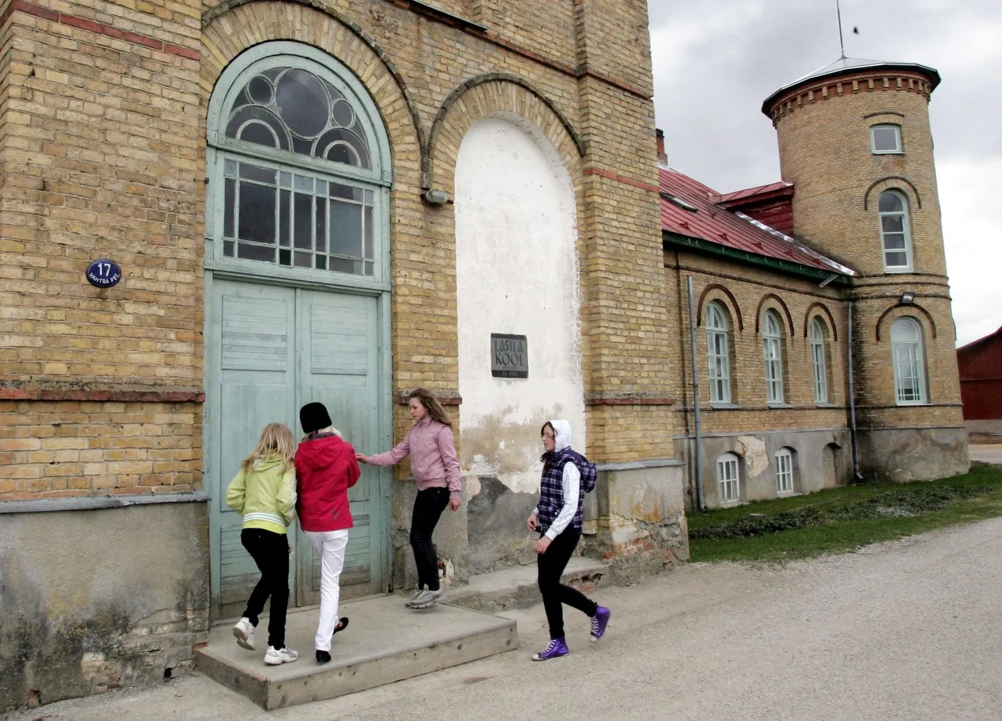 Lasila kool ootab praegu muinsuskaitseameti kooskõlastust vundamendi soojustamise ja sademevee ärajuhtimise projektile.