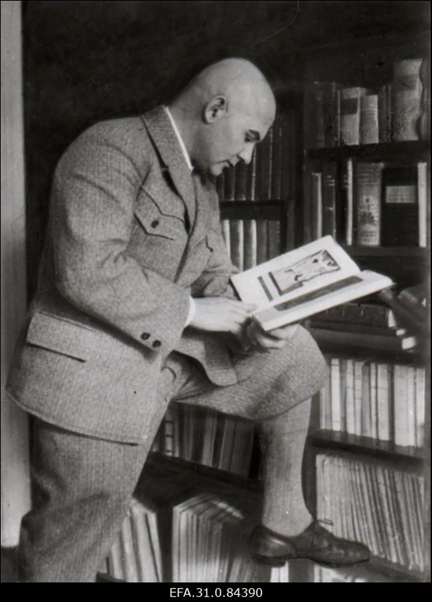 Kirjanik Johannes Vares-Barbarus.