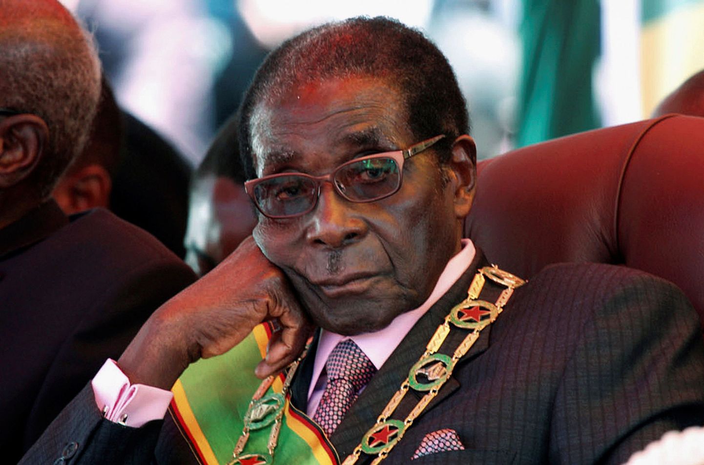 37 aastat Zimbabwes võimul olnud president Robert Mugabe kuvand on selle aja jooksul muutnud ülistatud vabastajast vihatud diktaatorini.