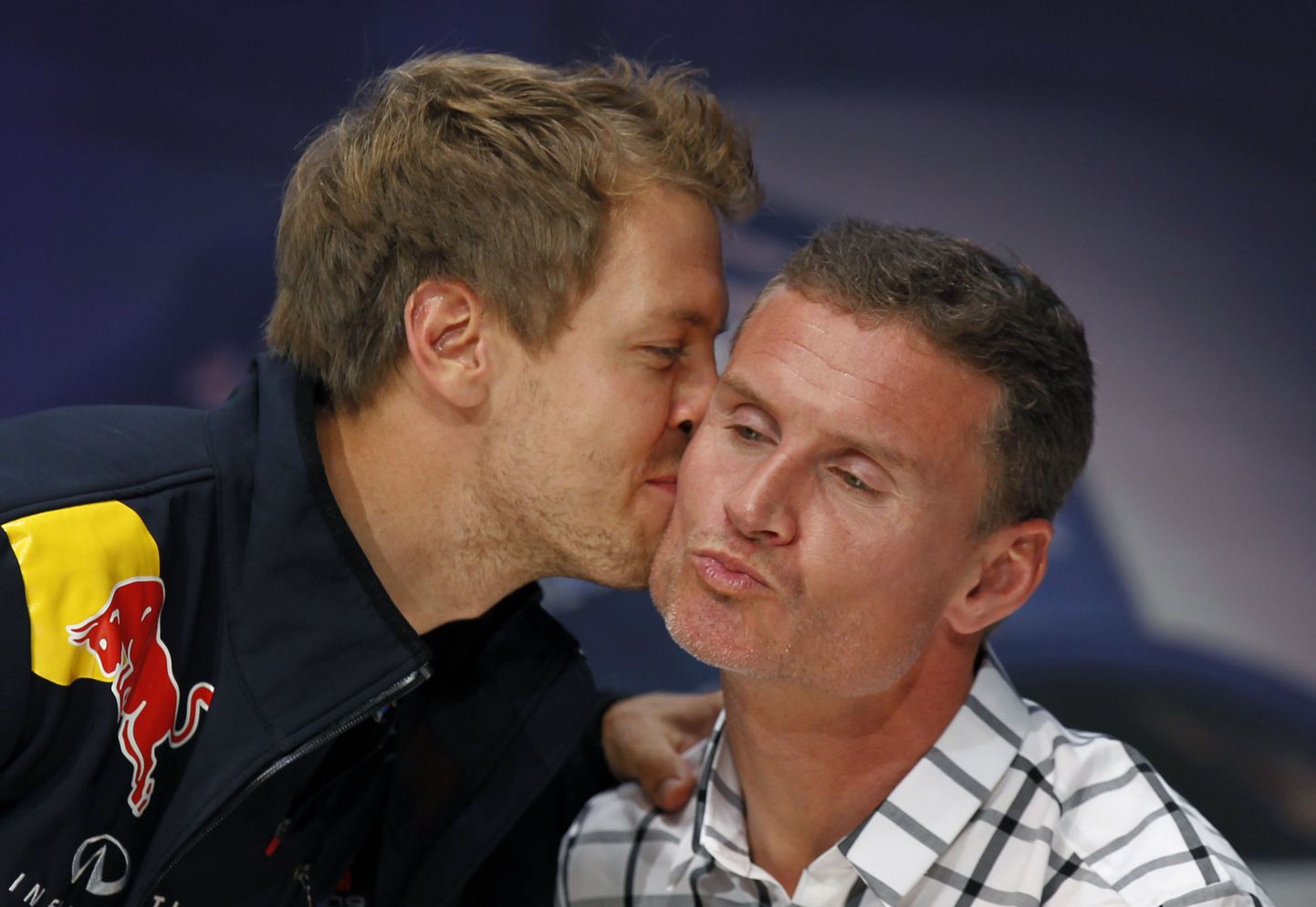 Vormelilegend David Coulthard (paremal) koos Sebastian Vetteliga.