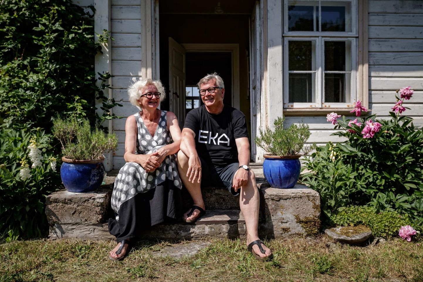 Anu ja Mart Kalm kodutrepil lavendlipottide vahel.