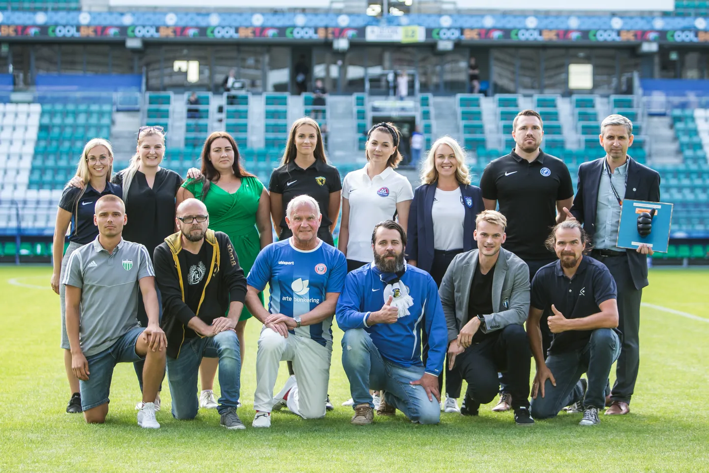 Pildil: Taga vasakult kogukonnajuhid Liina Tamm, Ilona Aasmäe, Katrin Lagerest, Karin Lipstuhl, Elena Škinjova, Jekaterina Nagovitsõna, Heiko Sallok ja EJL-i liigade arendusosakonna juhataja Veiko Soo. Ees vasakult kogukonnajuhid Lauri Välja, Marek Tiits, Ülo Lomp, Remy Põld ja Arto Saar. Ees paremalt kolmas Jalgpallihaigla juhatuse liige Aivo Averin.