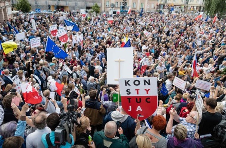 Пикет в поддержку Верховного суда в Варшаве. 