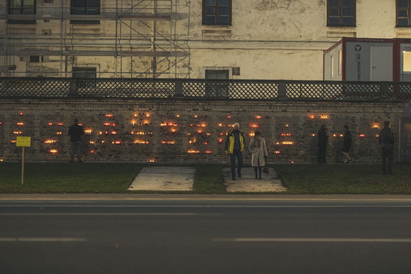 Foto: Iedzīvotāji noliek svecītes pie pils mūra