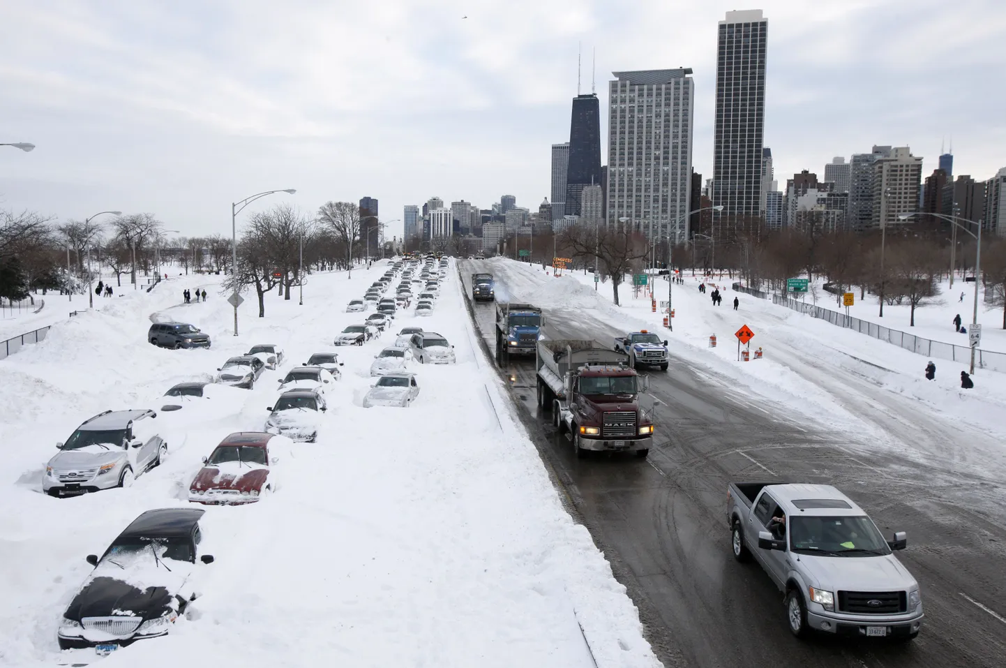 Mahajäetud autod Lake Shore Drive'il Chicagos.