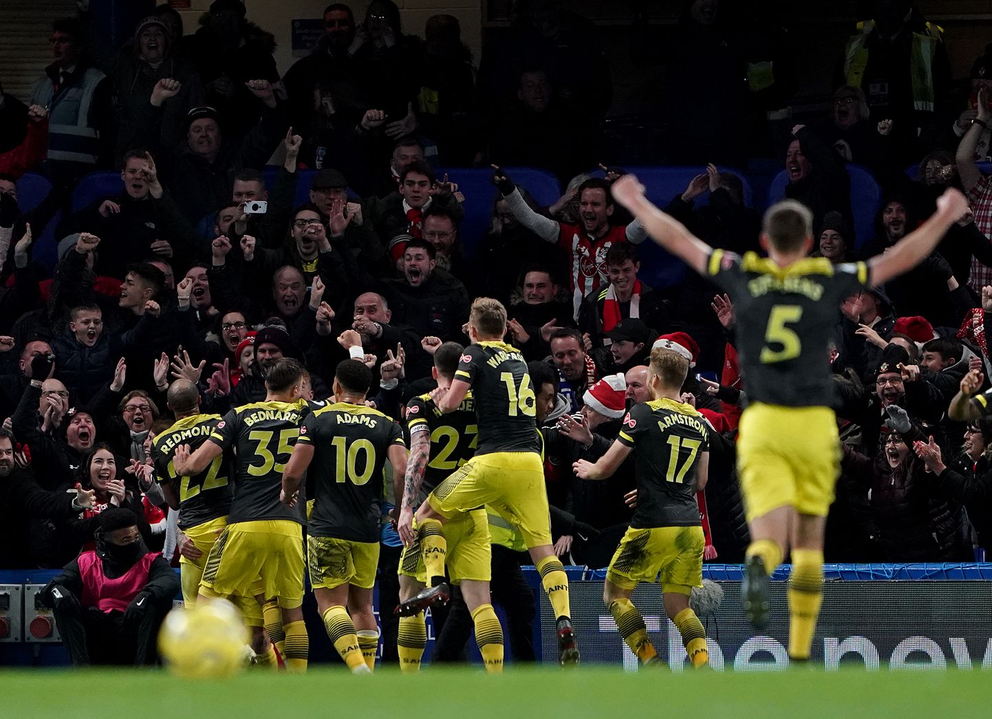 Southamptoni mängijad väravat tähistamas.