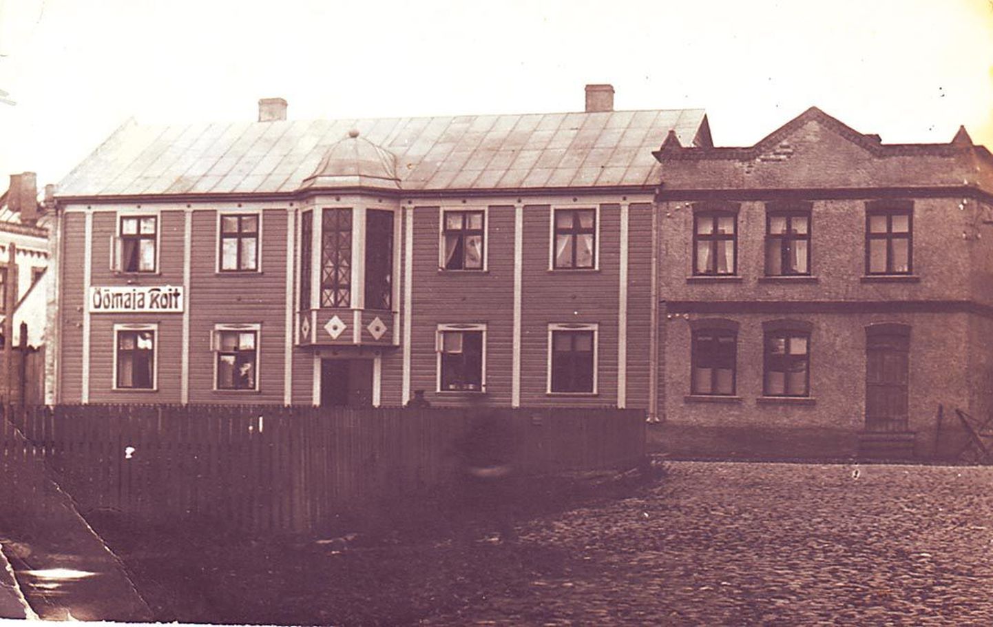 Öömaja Koit esine ei olnud ministeeriumile küllalt kesklinnas. Vasakult paistab pisut praegusest St. Peterburgi hotellist Malmö tänaval.