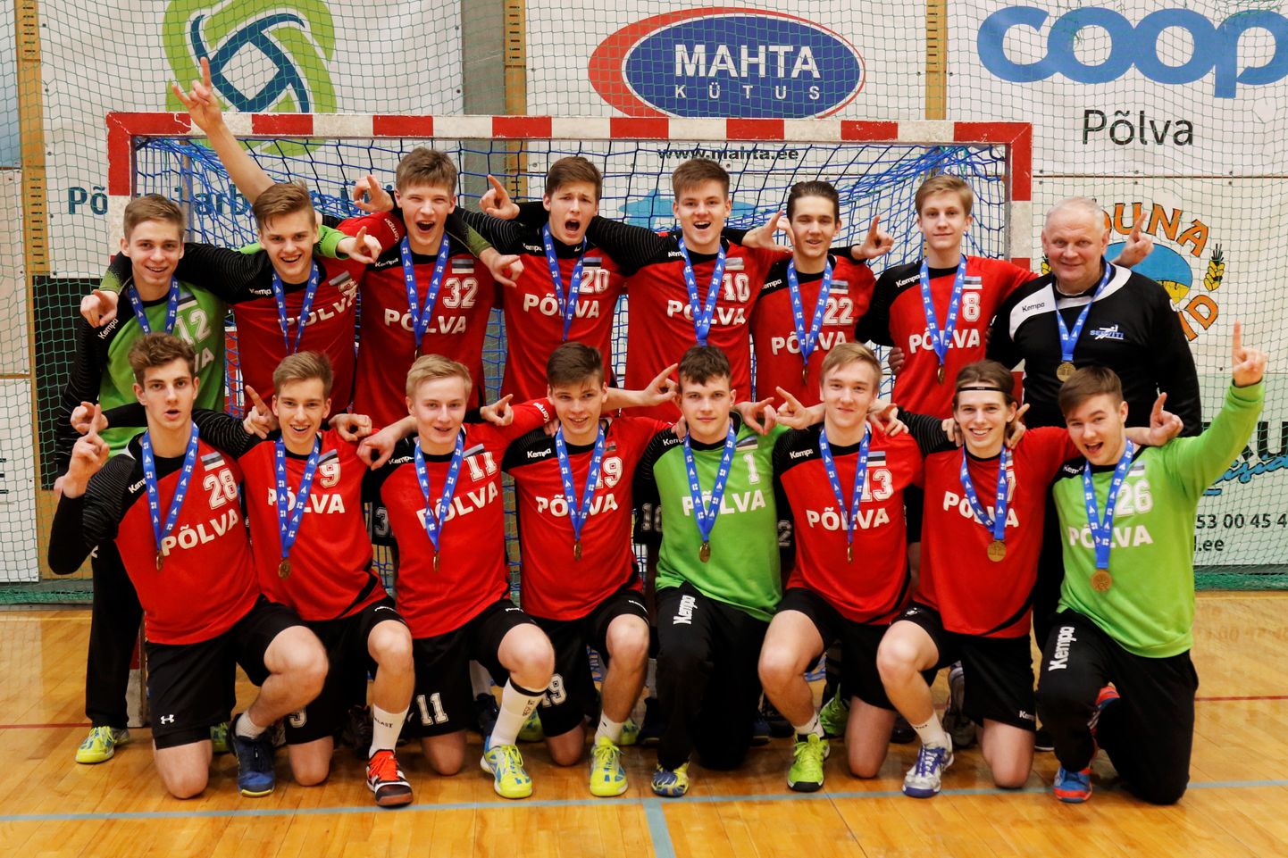 Eesti meister käsipalli A-klassis on Põlva spordikool koos treener Kalmer Mustinguga.