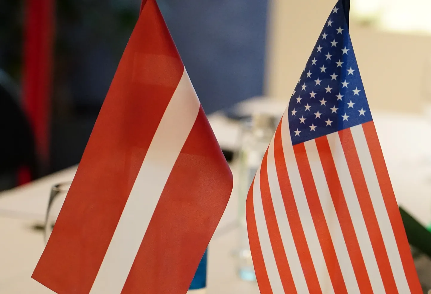 Флаги Латвии и США