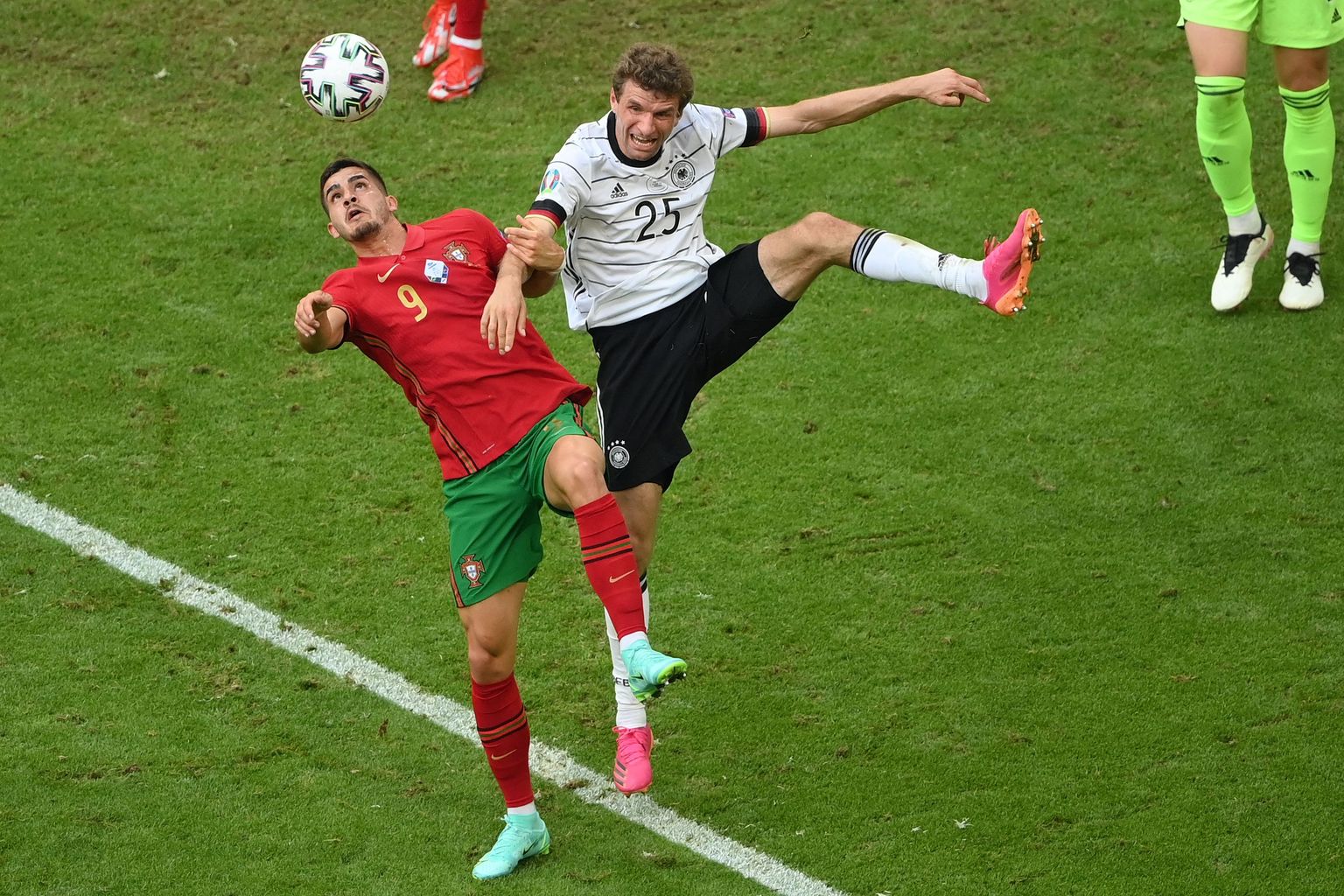Portugāles un Vācijas futbolisti.