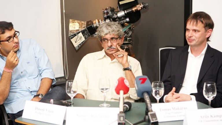 Producents Dinesh Vijan (no kreisās), režisors Sriram Raghavan un Latvijas izpildproducents Tomas Makaras 