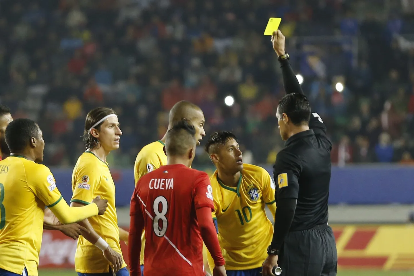 Kohtunik näitab Neymarile (nr. 10) kollast kaarti.