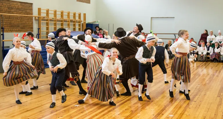 Pererühmade tantsus on olulisel kohal emotsionaalsus ja mängulisus. Tantsujuhtide kinnitusel tuleb see osa Ida-Viru rühmadel eriti hästi välja.