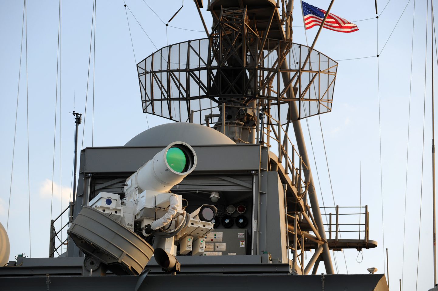 USA merevägi võttis 2014. aastal USS Ponce’il kasutusele esimese suure võimsusega laserrelva nimega LaWS (pildil), uus relv on sellest aga kordades võimsam.