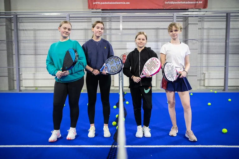 Tüdrukutele meeldib padelis seltskond ja noored treenerid. Pildil vasakult: Emma, Marta, Katarina, Laura-Liisa.