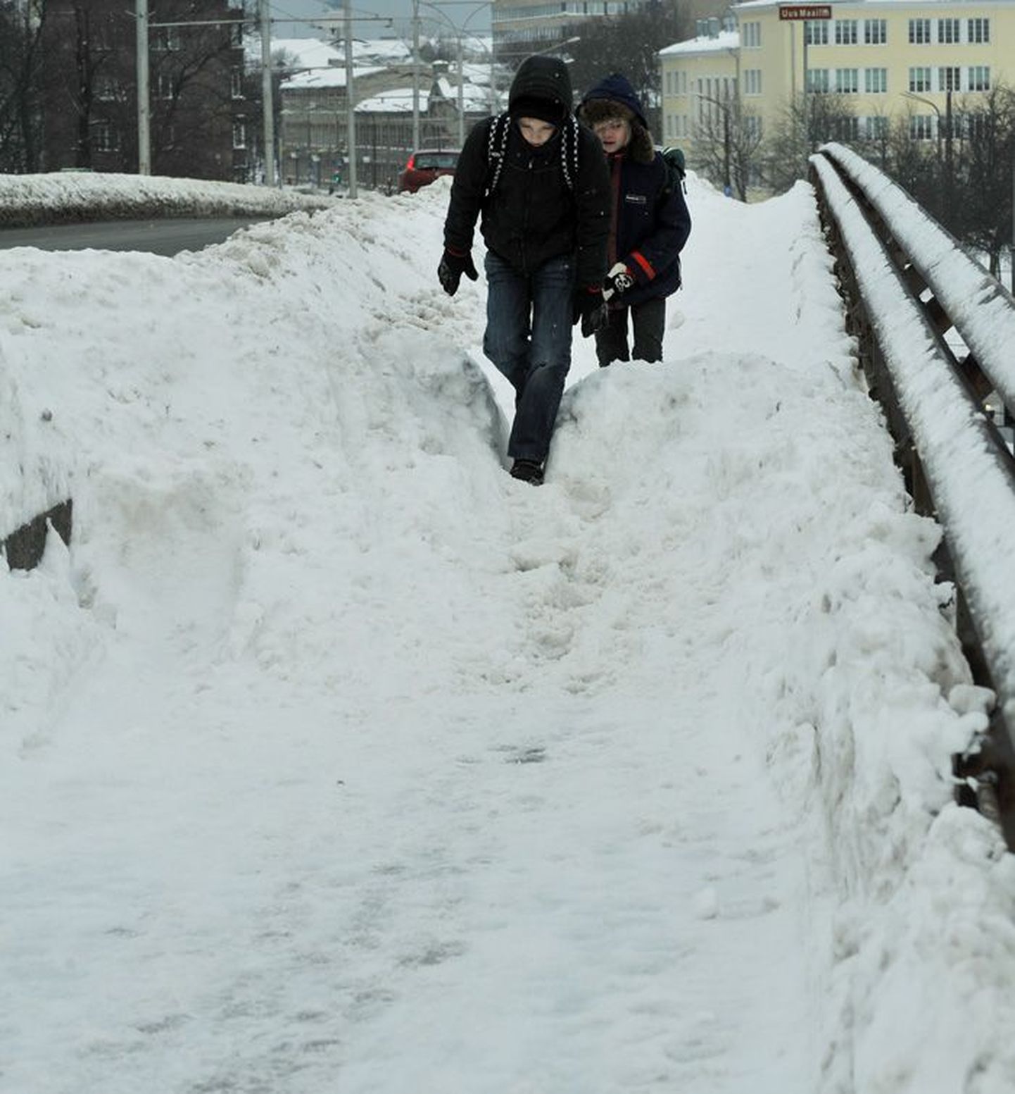 Pärnu maantee viadukti keskel sai tänavapuhastaja jaks ilmselt otsa ning jalakäijad peavad pool teed paksus lumepudrus sumpama.