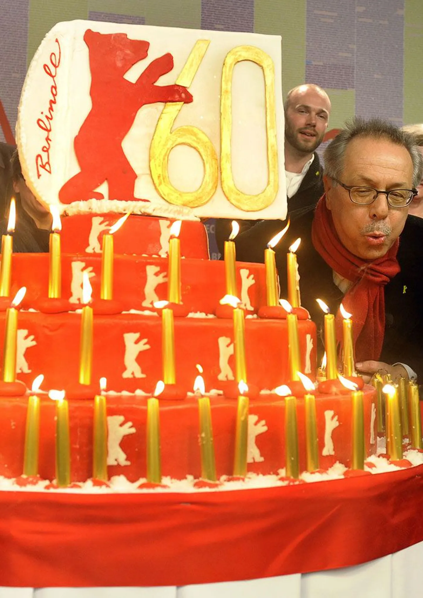 Berlinale juht Dieter Kosslick puhub sünnipäevatordilt küünlad ära, täpselt 60 tükki.
