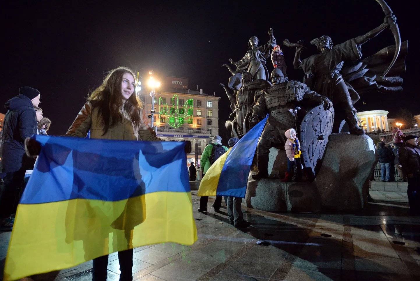 Ukraina rahvuslipud, majal on aga kujutatud Ukraina väikest vappi.