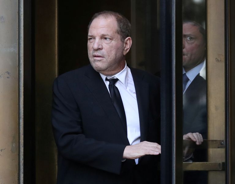 Ahistamises süüdistatav filmprodutsent Weinstein lahkumas New Yorgi kohtust. 
