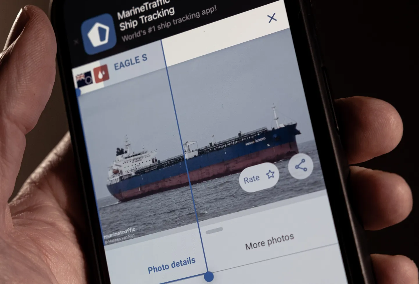 Naftatanker Eagle S, mis liigub Cooki saarte lipu all. Kujutis MarineTrafficu lehelt.