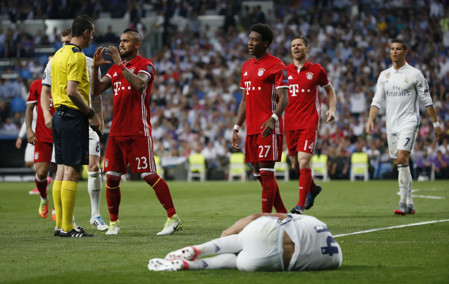 Arturo Vidal üritab Viktor Kassaile selgitada, et ta ei puutunudki Marco Asensiot, aga sai ikkagi teise kollase kaardi.