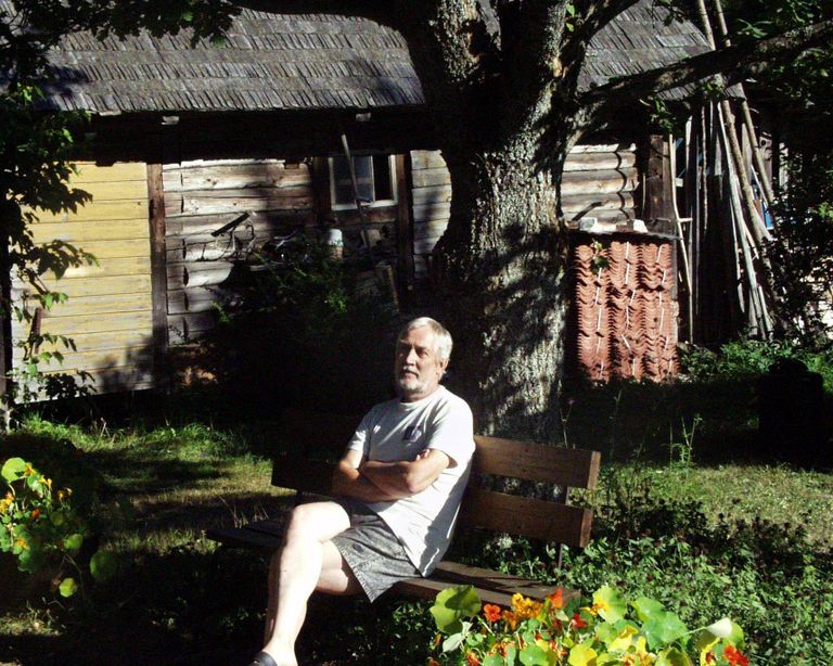 Jaan Kaplinski 2002. aastal oma suvekodus Mutikul.