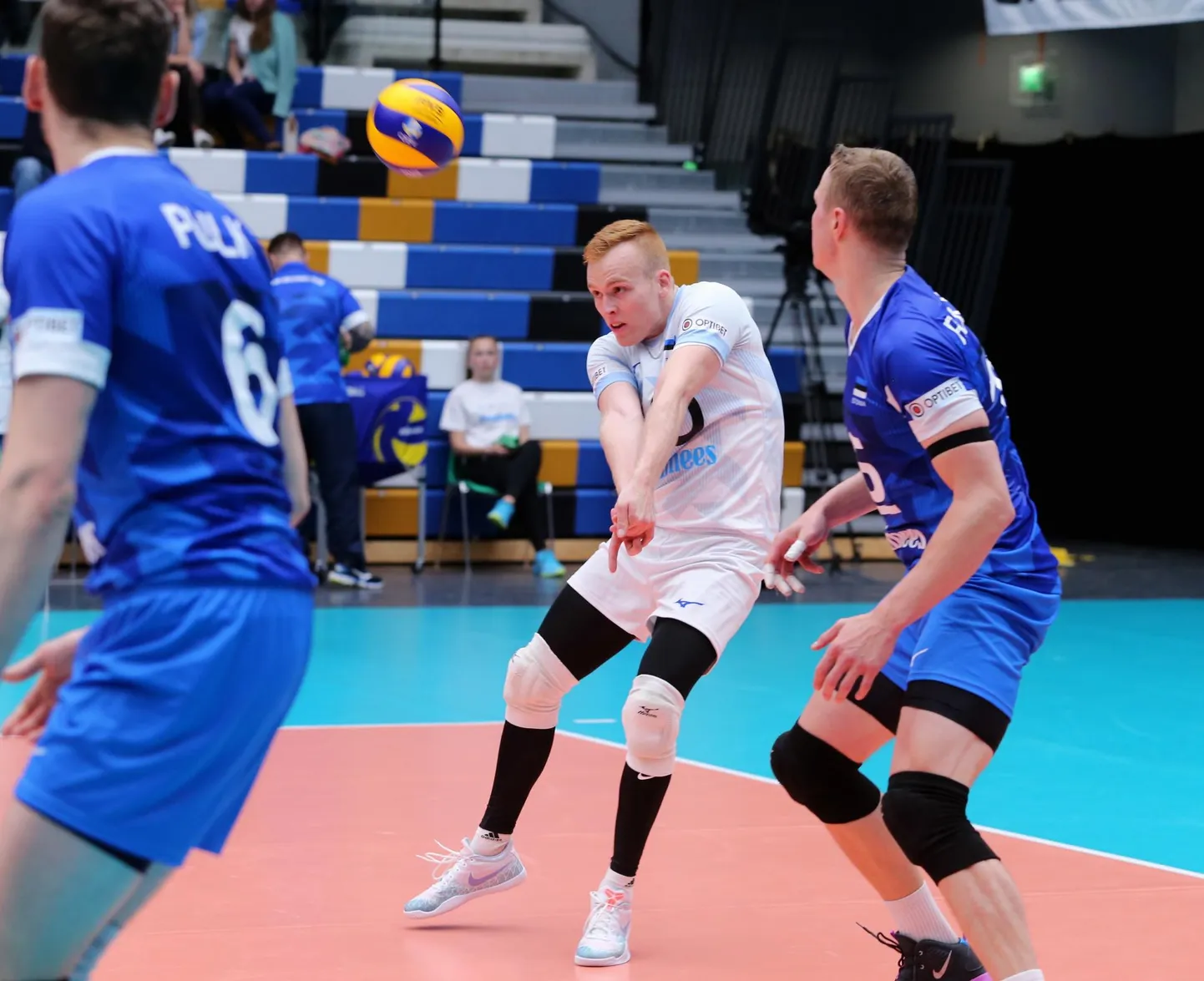 Silver Maar (valges Eesti koondise särgis) on Pärnu VK põhilibero, kuid ei saa praegu oma koduklubi alati aidata.