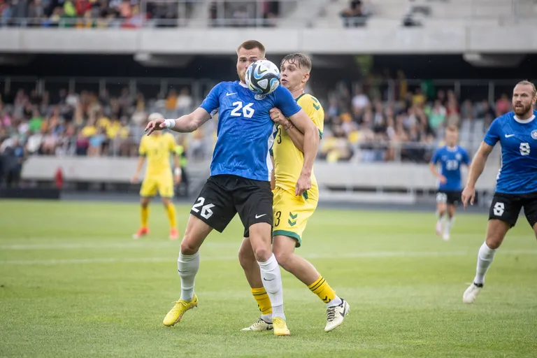 Mõlemas Jürgen Henni käe all peetud mängus kuulus Eesti algkoosseisu Alex Matthias Tamm, kes mängus Fääri saartega sai kirja värava ja andis teise värava eel täpse söödu. Pildil võitleb Tamm Kaunases finaalis Leeduga.