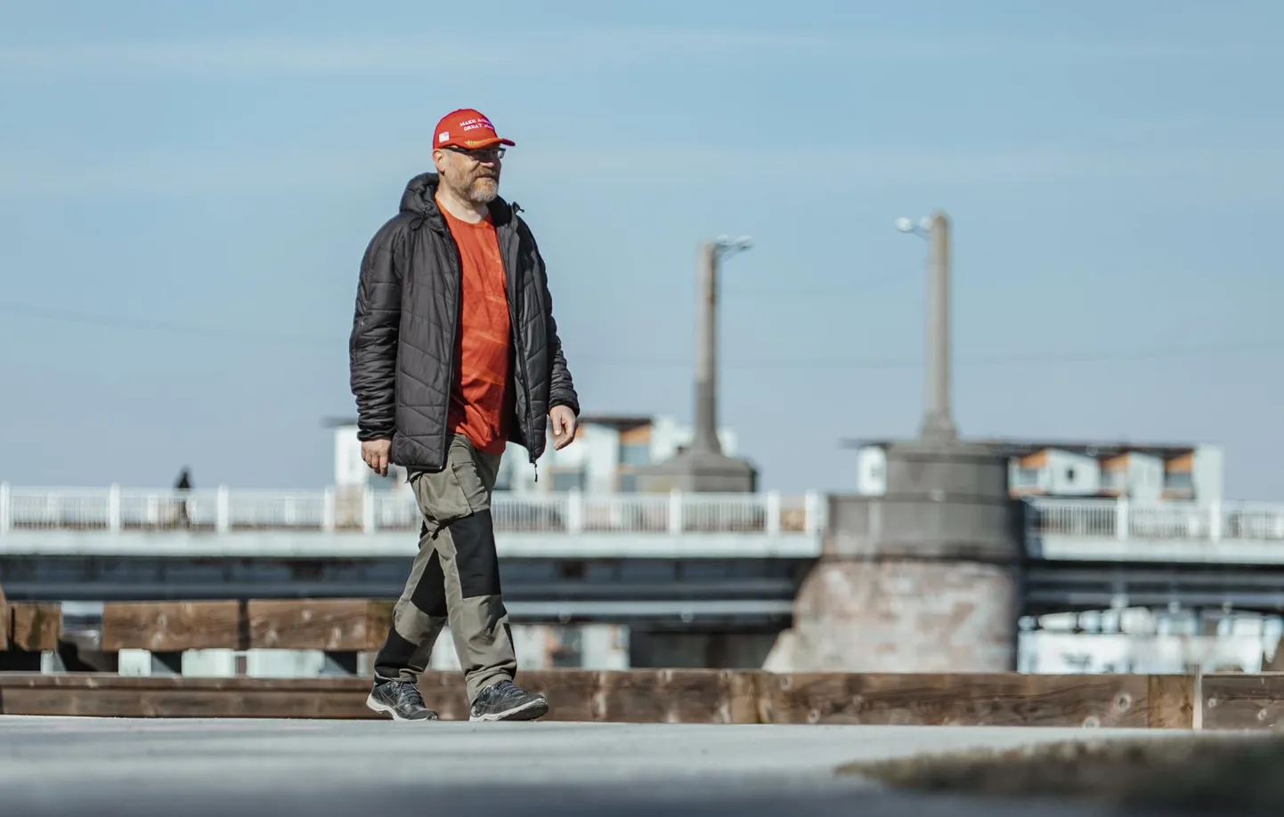 Et vaimu pinguldavaks luulespordiks tervis ikka vastu peaks, käib (:)kivisildnik tihti ­jalgsi maha kümneid kilomeetreid päevas.