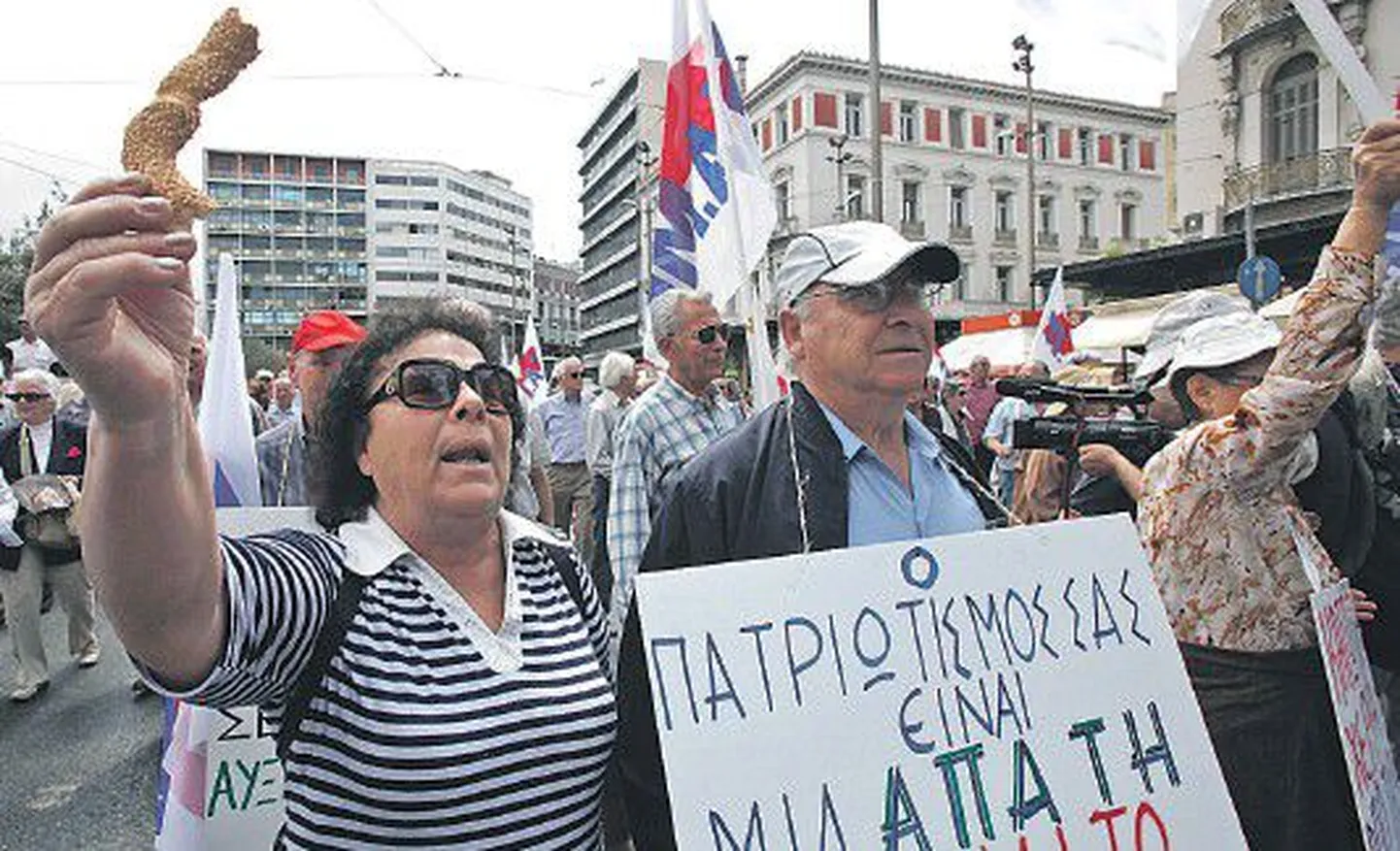 Вчера в столице Греции Афинах тысячи человек вновь протестовали против драконовских мер, проводимыми правительством в обмен на многомиллиардный кредит со стороны Евросоюза и Международного валютного фонда.