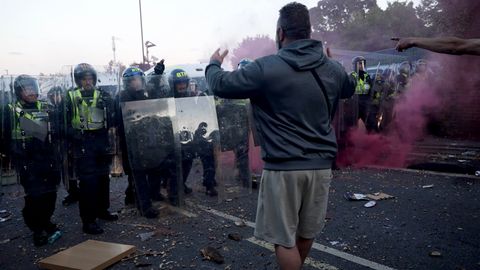 VIDEO ⟩ «Ma ei saa hingata»: pussitada saanud tudengi käeraudu pannud Briti politsei vastu puhkesid protestid