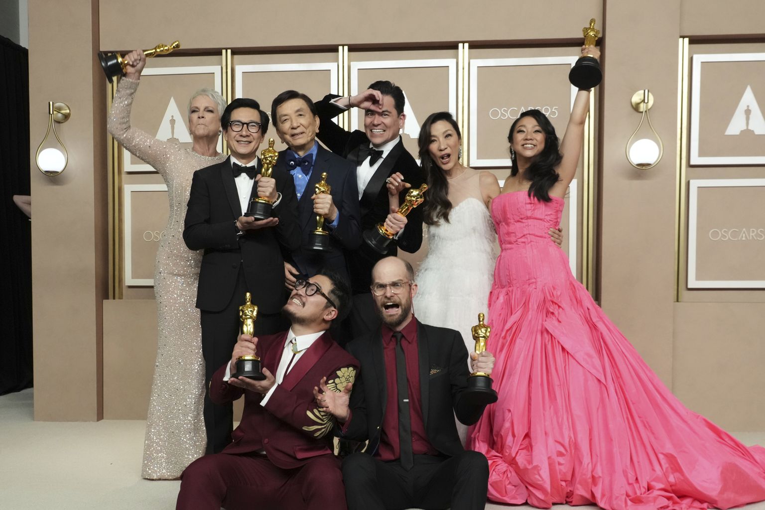 Актеры и создатели фильма "Все везде и сразу" после победы в номинации "Лучший фильм".