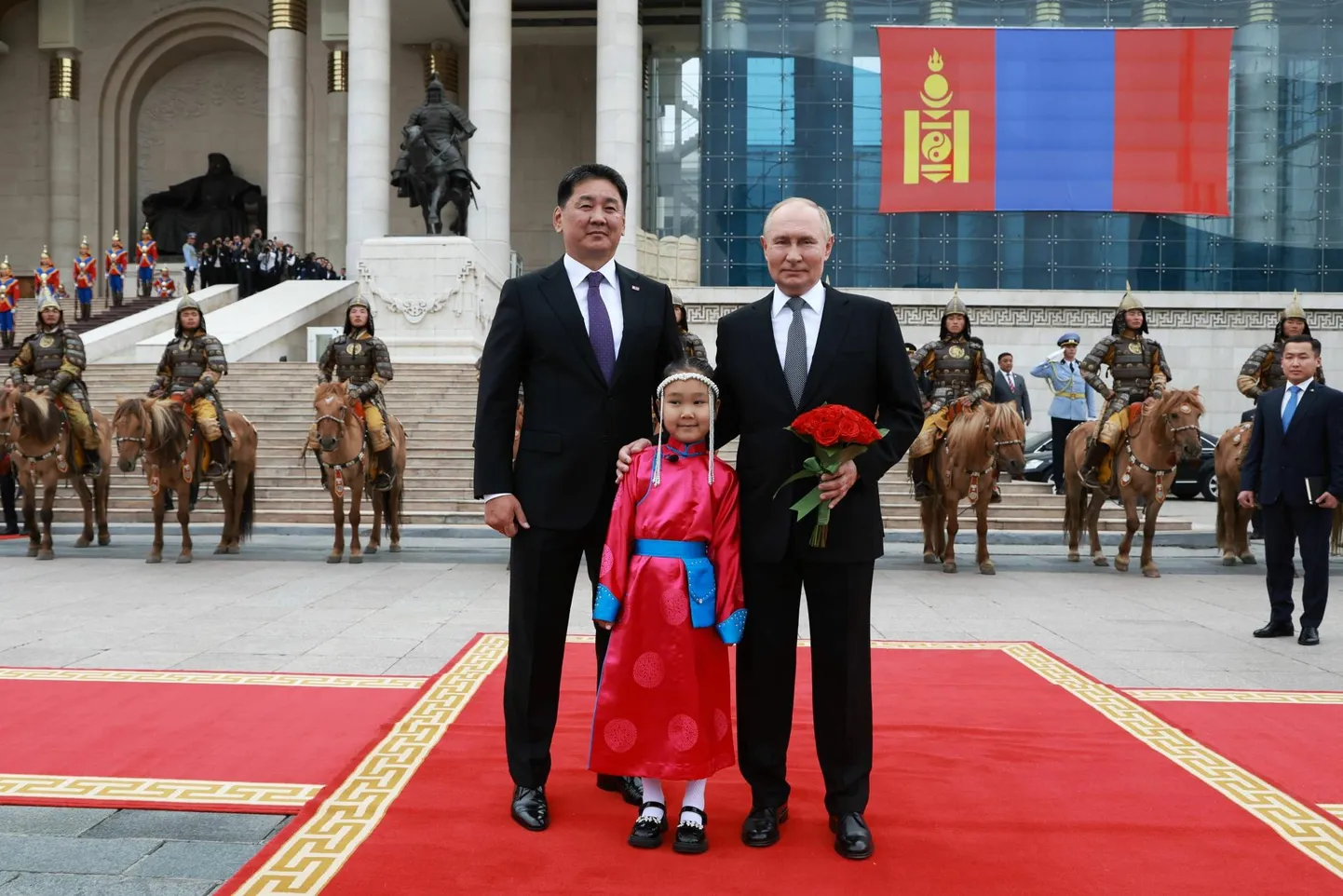 Venemaa diktaator Vladimir Putin ja Mongoolia president Uhnaagijn Hürelsüh Mongoolia pealinnas Ulaanbaataris Tšingis-khaani väljakul toimunud tervitustseremoonial.