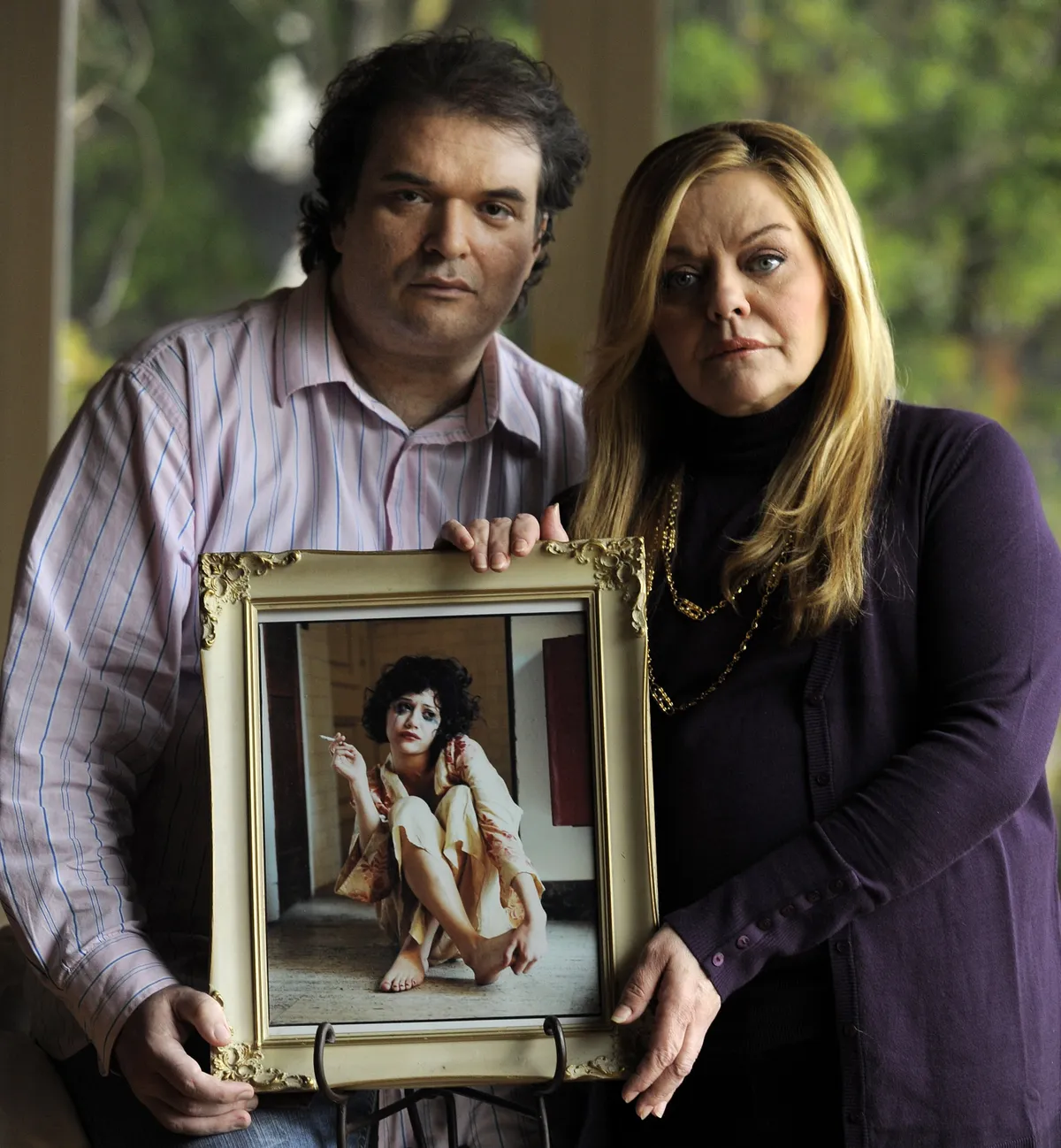 Brittany Murphy abikaasa Simon Monjack ja ema Sharon kuu aega pärast Murphy surma, 19. jaanuaril 2010. Bruce Weberi tehtud portree Murphyst, mida nad käes hoiavad, olnud tema lemmikfoto iseendast.