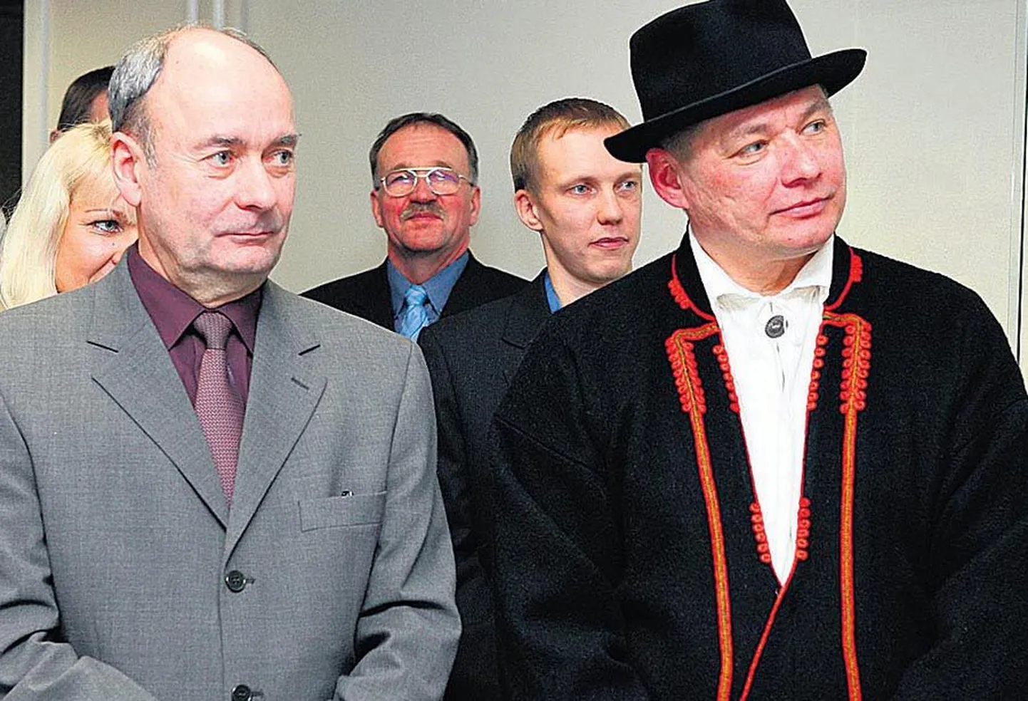Kalle Visteri (paremal) lahkumise järel võttis koolijuhi kohustused enda kanda õppejuhataja Jüri Eesik. Foto on tehtud tunamullu, kui mõlemad mehed võtsid vastu õnnitlusi värske ilme saanud õppehoone avamise puhul.